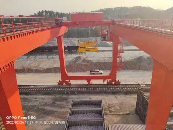 集裝箱門式起重機(jī)